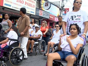 Deficientes fizeram protesto em Laranjeiras (Foto: Reprodução / TV Gazeta)