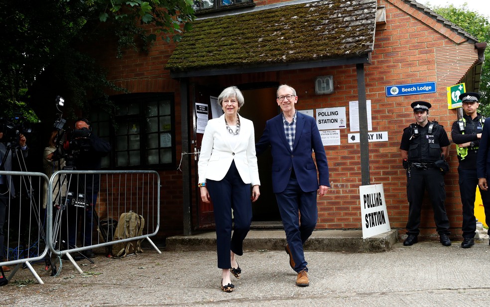 Theresa May vota em eleições no Reino Unido (Foto: REUTERS/Eddie Keogh )