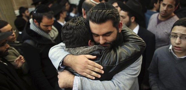 Parentes de mortos em atentado se emocionam durante funeral em Israel (Foto: Agência EFE)