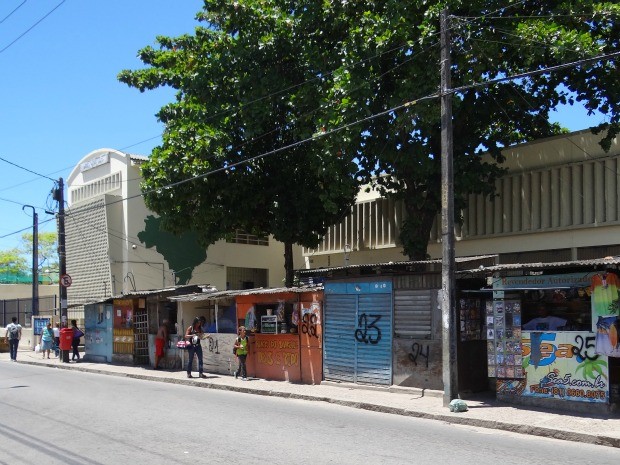 Barracas serão retiradas da rua do colégio Pedro Celso, em Beberibe, Zona Norte do Recife. (Foto: Lorena Aquino/G1)