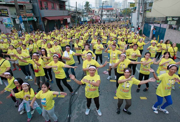 Filipinas põe 26 mil mulheres nas ruas fazendo aerodance (Foto: Romeo Ranoco/Reuters)