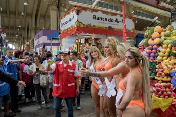 Candidatas a Miss Bumbum vÃ£o em busca de votos no MercadÃ£o de SÃ£o Paulo (Foto: Marcelo Brammer / MBB6)
