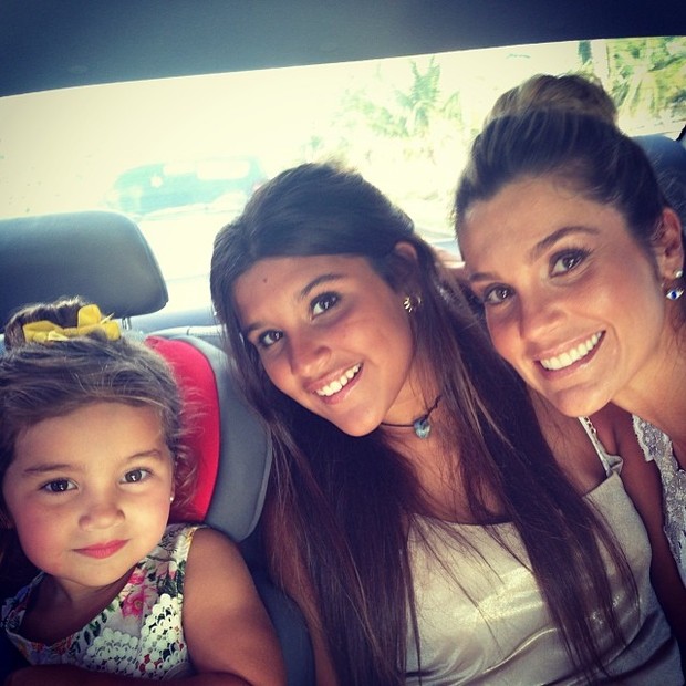 Flávia Alessandra e as filhas indo para réveillon (Foto: Reprodução/Instagram)