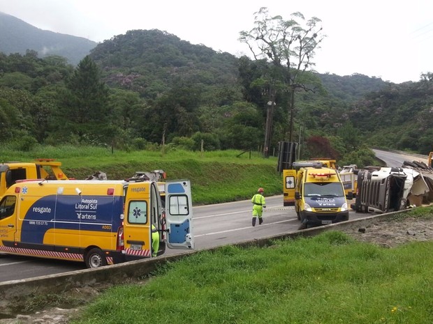 Carreta bitrem tomba na BR-376, na região de Guaratuba (Foto: Bruno Esposel/PRF)