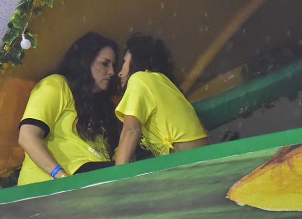Ana Carolina e namorada em clima de romance no Carnaval do Rio (Foto: Leo Franco/AgNews)