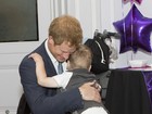 Fofura! Príncipe Harry ganha abraço de garotinho durante evento