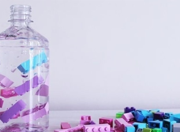 Peças de plástico podem ser inseridas no álcool gel (Foto: Instagram/Reprodução)