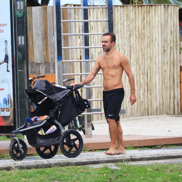 Roger Flores caminha com filho caçula (Foto: Fabricio Pioyani/ Agnews)