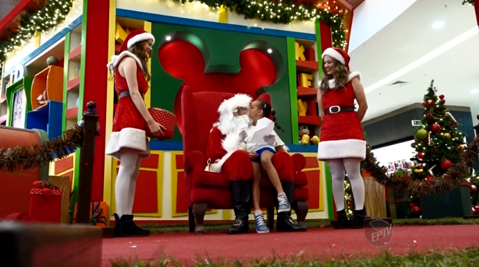 Pedro Leonardo se vestiu de Papai Noel para receber os pedidos da criançada (Foto: reprodução EPTV)