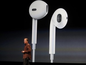 Greg Joswiak, vice-presidente de marketing de produto da Apple, fala sobre os novos fones  (Foto: Beck Diefenbach/Reuters)
