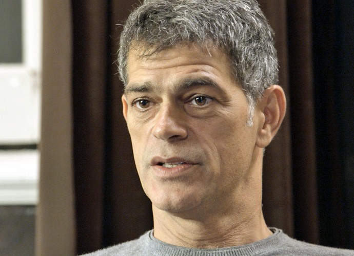 Orlando fica surpreso com o interrogatório de Dante (Foto: TV Globo)