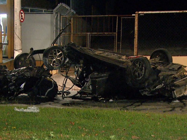 Carro destruído após acidente grave em avenida de Campinas (Foto: Luciano Machado/EPTV)