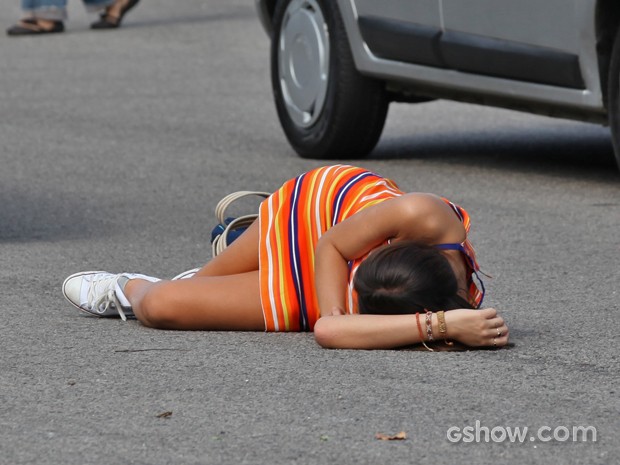 Luiza é atropelada (Foto: Carol Caminha/ TV Globo)