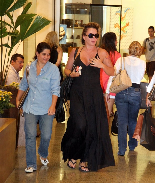 Cristina Mortágua no shopping (Foto: Marcus Pavão / AgNews)
