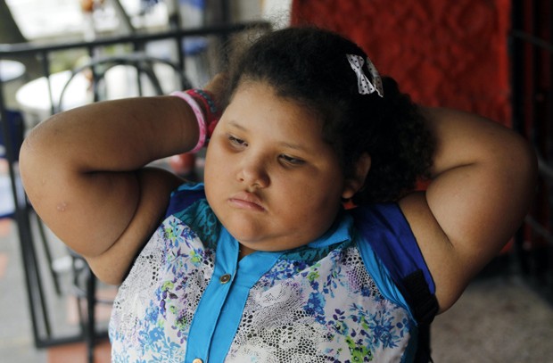  Dana Garcia, de 8 anos, após um check-up na clínica da fundação "Gorditos de Corazón" (Foto: Reuters/Fredy Builes)