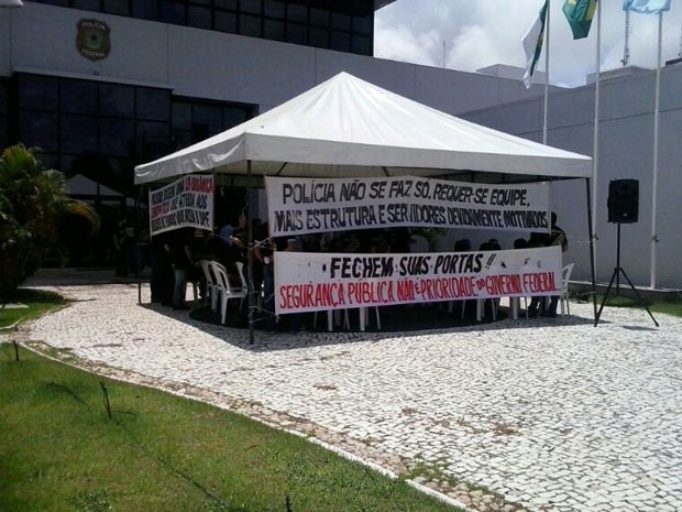 Policiais federais protestaram na frente da sede da PF em Natal (Foto: Arthur Barbalho/G1)