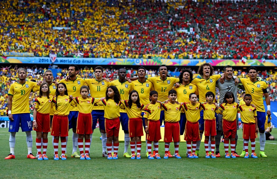 Seleção canta o hino do Brasil antes da partida. Torcedores e jogadores se emocionaram