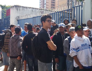 Torcedores do Cruzeiro, na sede do Barro preto, em busca de ingressos para o clássico (Foto: Tayrane Corrêa)