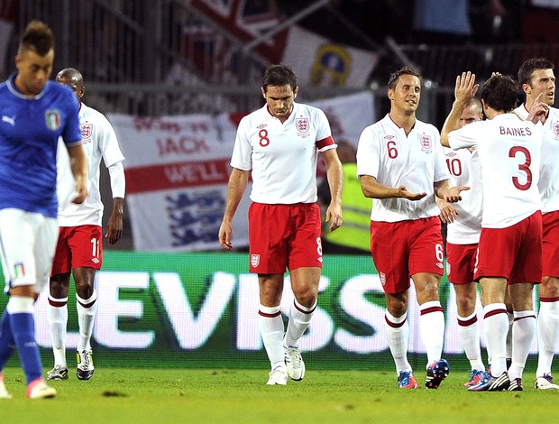 Phil Jagielka comemora gol da Inglaterra contra a Itália (Foto: Getty Images)