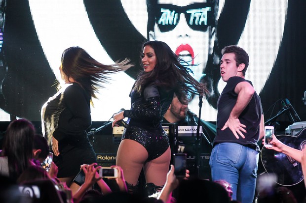 Anitta dança com fãs (Foto: Manuela Scarpa/ Brazil News)
