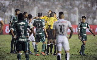 Em súmula de final, árbitro relata pilha entregue por Prass