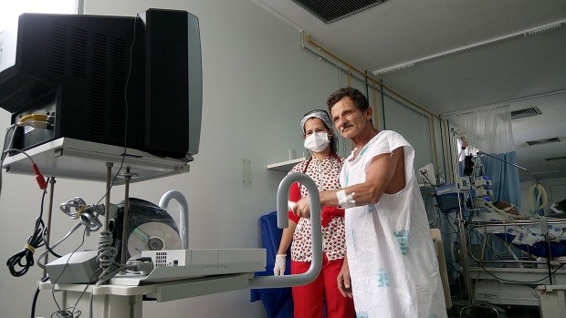 O padeiro Osvaldo havia perdid os movimentos do lado esquerdo do corpo após um AVC. Ele se recuperou em cerca de uma semana (Foto: Derek Gustavo/G1)