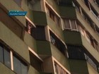 VÍDEO: menina apoia corpo em tela de proteção de janela de prédio no DF