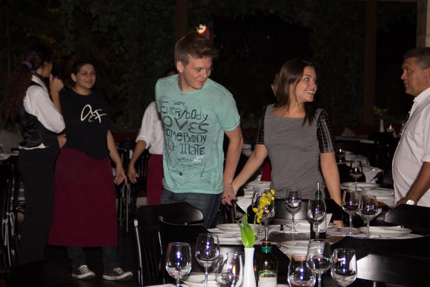 Michel Teló e Thais Fersoza jantam em restaurante no Rio (Foto: Derick Abreu/ Foto Rio News)