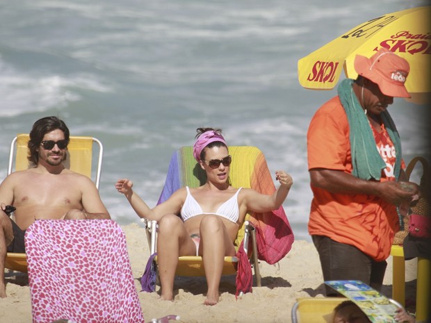 Camila Rodrigues na praia com o namorado (Foto: Dilson Silva / AgNews)