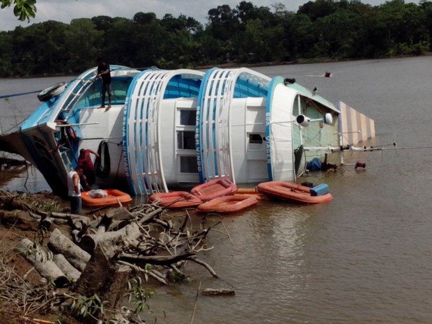 Barco afundou na Zona Rural de Macapá (Foto: Divulgação/TRE-AP)