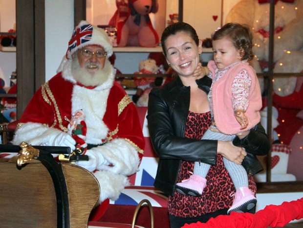 Bianca Castanho leva a filha para ver Papai Noel (Foto: Marcus Pavão/ Agnews)