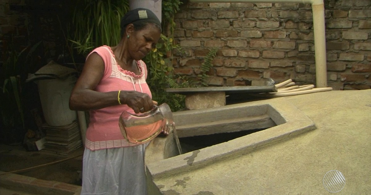 G1 - Moradores reclamam de falta da água e odor em Riachão do Jacuípe
