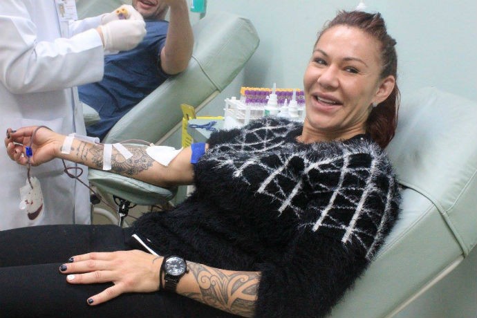Cris Cyborg visita hospital doação sangue