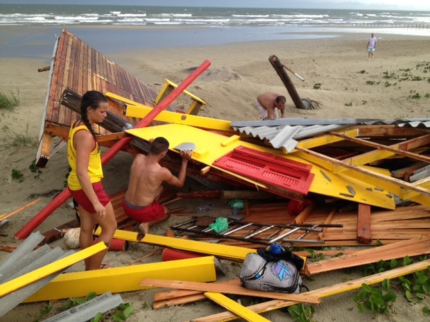 Abrigo ficou completamente destruído (Foto: Karina Manarin/Divulgação )