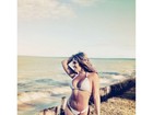 Ex-BBB Anamara posa de biquíni em praia da Bahia