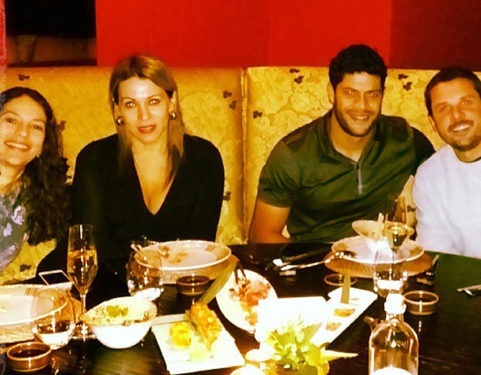 Hulk com a mulher e amigos (Foto: Reprodução / Instagram)