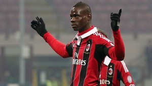 De falta, Balotelli chega a quatro gols em três jogos e Milan vence Parma (AP)