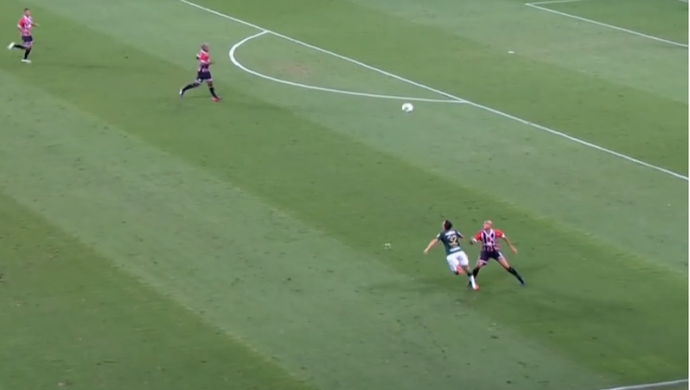 Chapéu de lateral do Palmeiras leva enquete de drible mais 