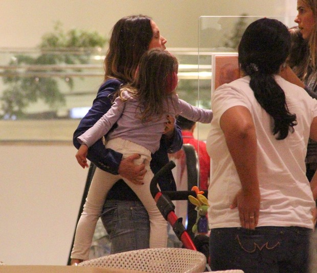 Vanessa Lóes com a familia em shopping (Foto: Marcus Pavão/Agnews)