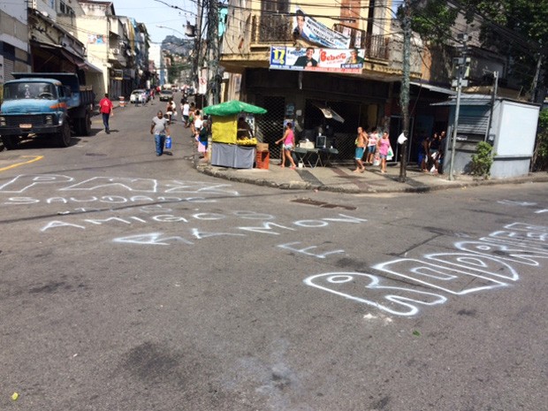 Moradores fizeram homenagem a mototaxistas mortos em rua da comunidade (Foto: Janaina Carvalho/G1 Rio)