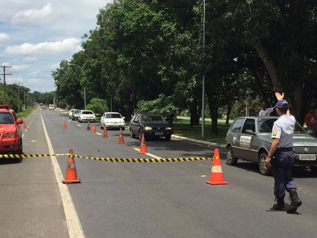 Policiais militares controlam trânsito na QI 13, em Brasília, após homem levar choque enquanto pegava mangas (Foto: Alexandre Bastos/G1) Policiais militares controlam trânsito na QI 13, em Brasília, após homem levar choque enquanto pegava mangas (Foto: Alexandre Bastos/G1)