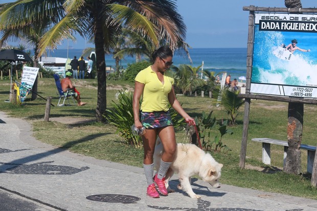 Adriana Bombom caminha com seu cachorro (Foto: Dilson Silva/Agnews)