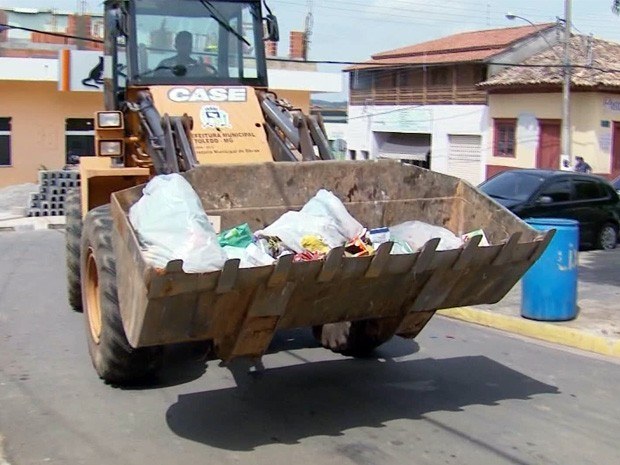 COleta de lixo está sendo feita com pá cavadeira em Toledo (MG) (Foto: Reprodução EPTV / Edson de Oliveira)