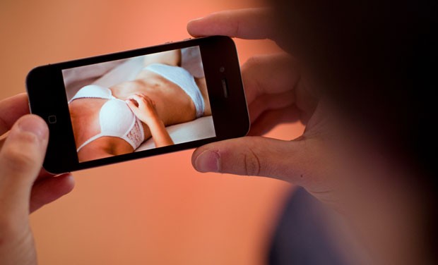 Nude, imagem íntima que circula nos meios digitais e se popularizou em aplicativos de mensagem. (Foto: Julian Stratenschulte/DPA/AFP)