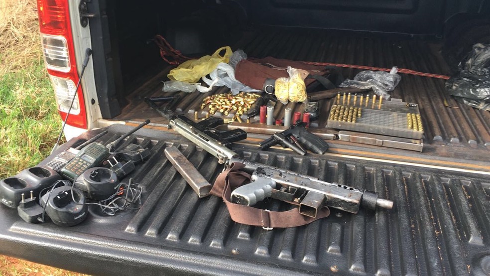 Armas de uso retristo estavam enterradas em barris em chácara de Jaguapitã (Foto: Polícia Federal/Divulgação)