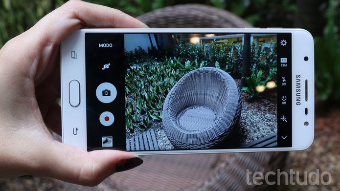 Galaxy J7 Prime vem com câmera frontal de 8 MP (Foto: Aline Batista/TechTudo)