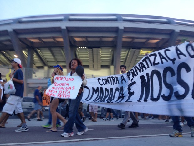 Manifestação é contra a privatização do Maracanã (Foto: Gabriel Barreira / G1)