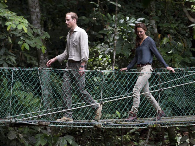 O príncipe William e a duquesa de Cambridge, Kate, caminharam neste sábado por reserva florestal de Bornéu, na parte da ilha pertencente à Malásia. (Foto: Mohd Rasfan, Pool/AP)