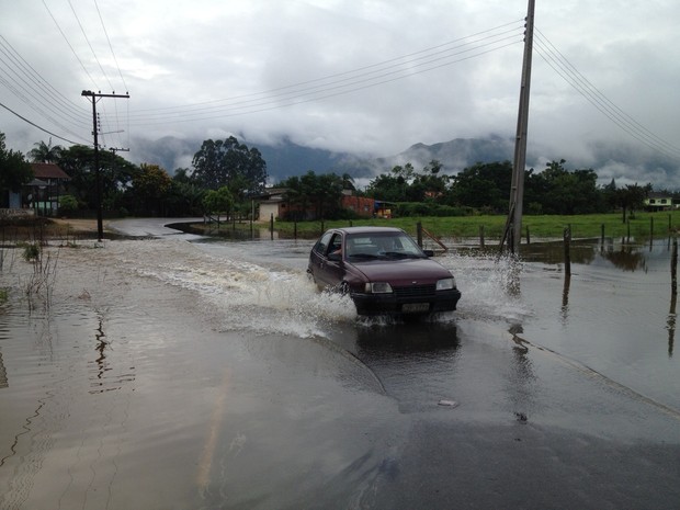 G1 Chuva causa quedas de árvores alagamentos e deslizamentos em SC