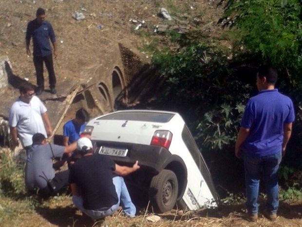 G Carro Cai Em C Rrego Ap S Motorista Ser Fechado Em Avenida De